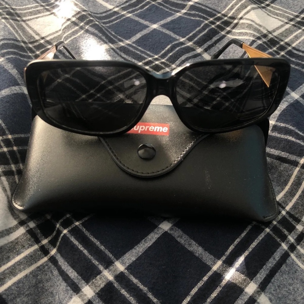Supreme - Picture 2 of 8